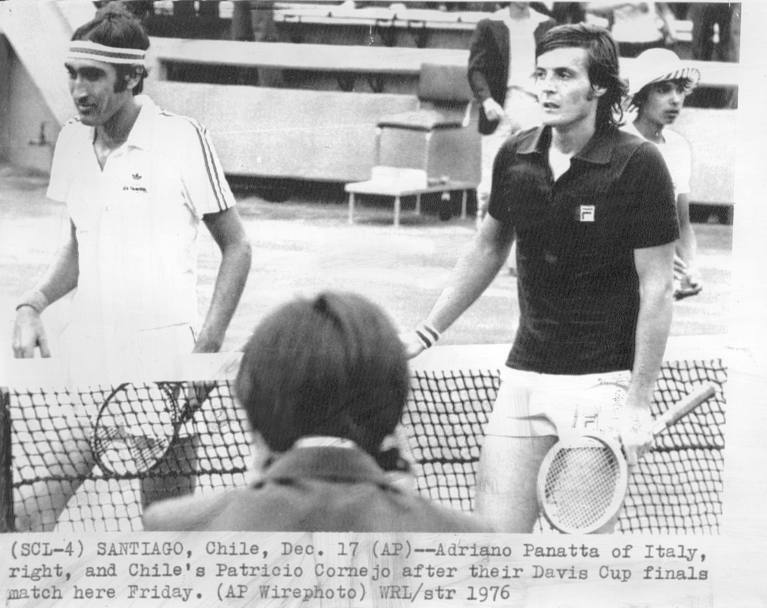 Santiago del Cile, 17 dicembre 1976. Finali Coppa Davis. Adriano Panatta e il cileno Patriscio Conejo escono dal campo a fine partita (Ap)